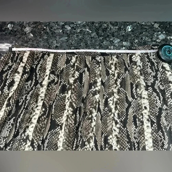 Jones New York | Snakeskin Print Skirt Full A-Line Pleated Skirt Size 8 Medium - Picture 4 of 5